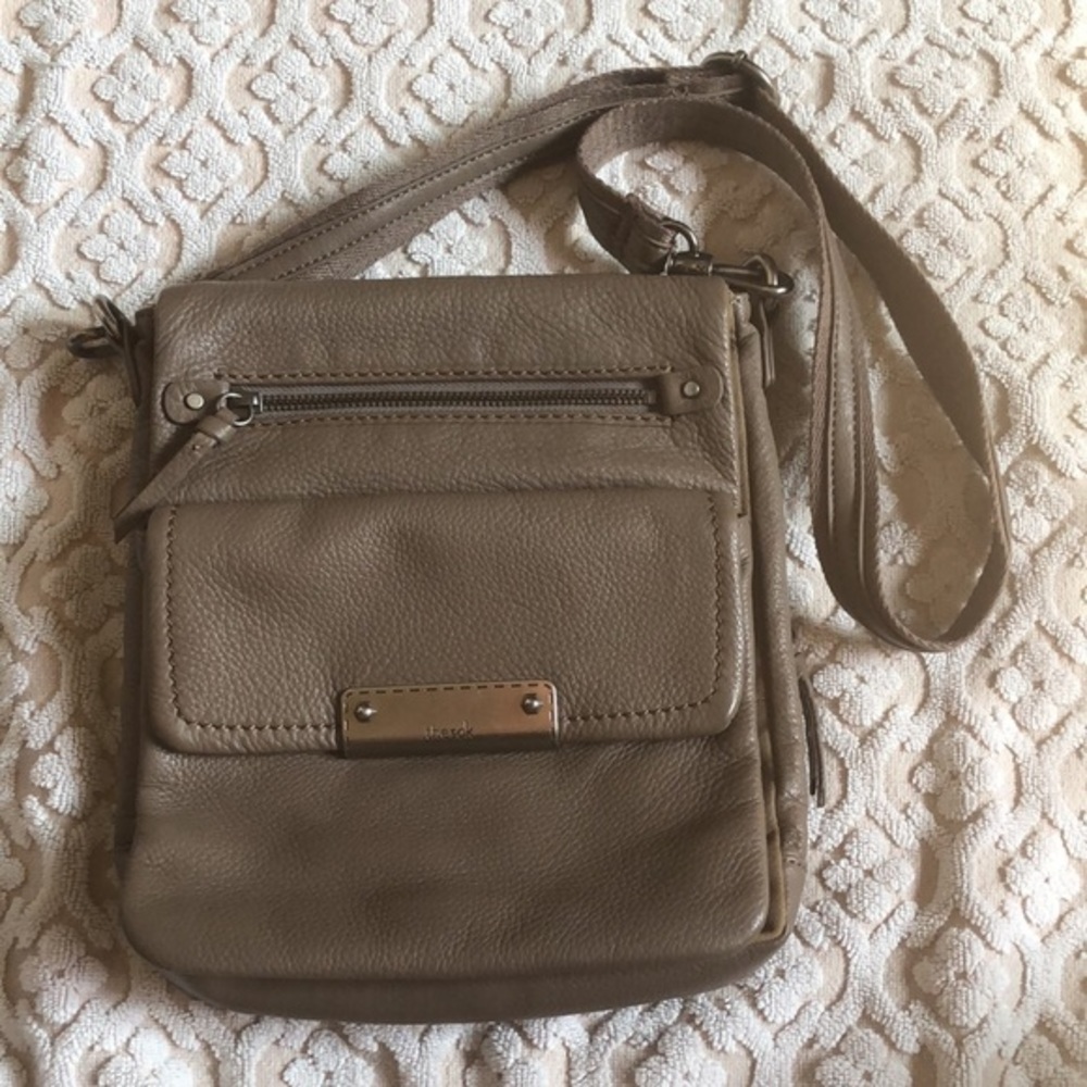 Thesak | Leather Crossbody Bag